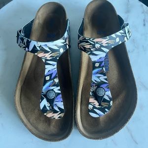 Gently loved Birkenstock Pattern Gizeh Size 39 Medium Width